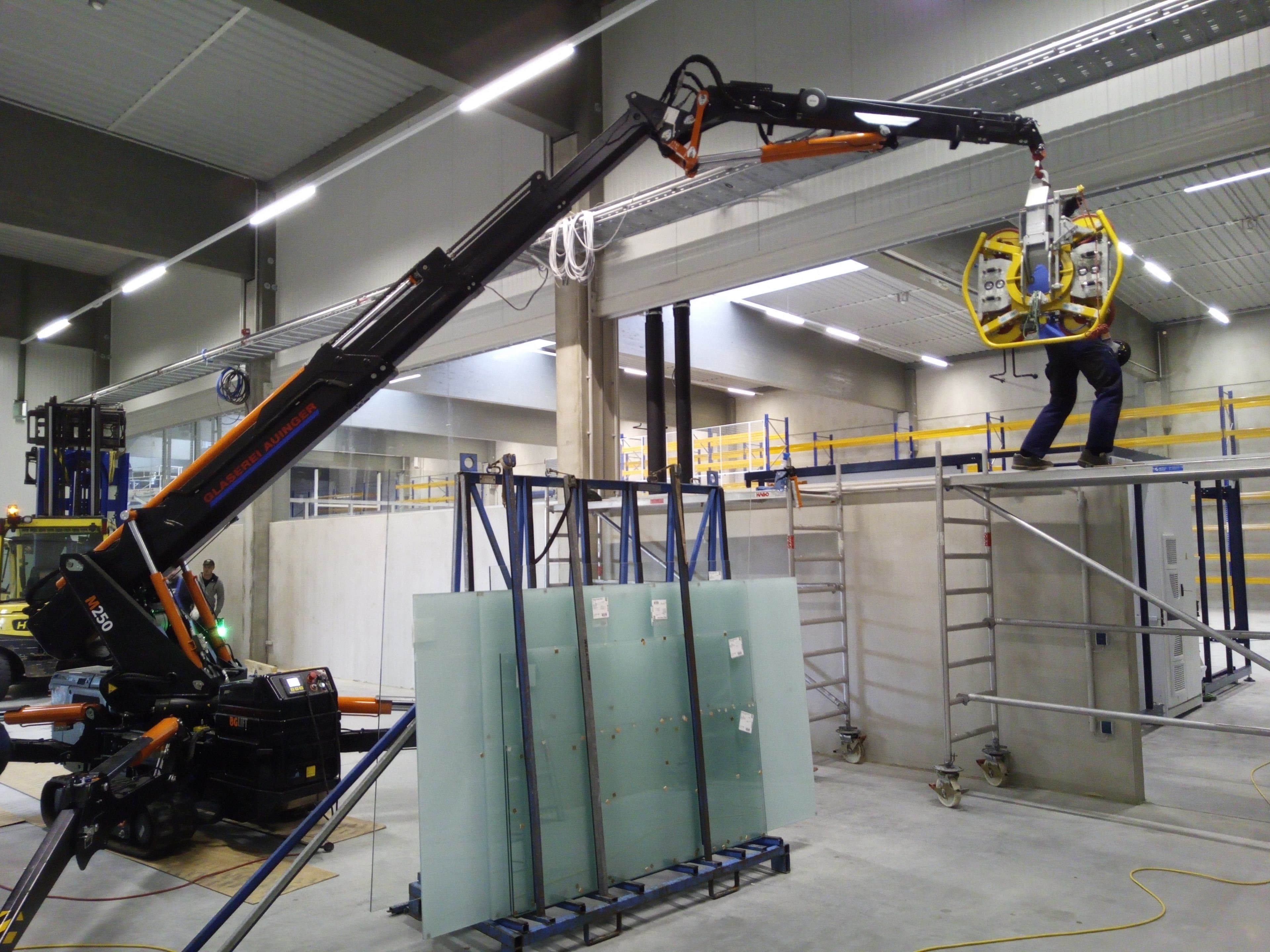 Auinger-Kran mit Glassauger bei der Montage in einer Halle